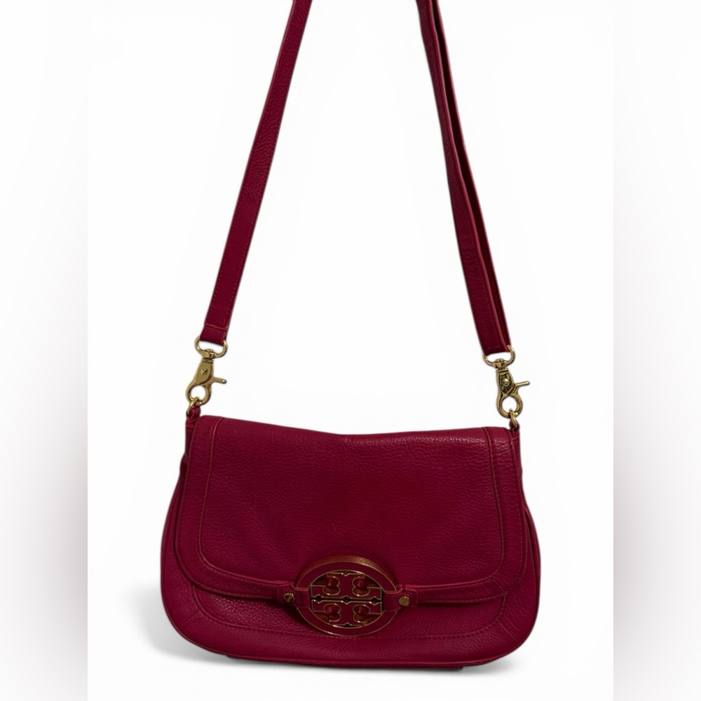 Tory Burch Amanda Pebbled Leather Crossbody in Berry Pink with Gold Hardware - Picture 3 of 11